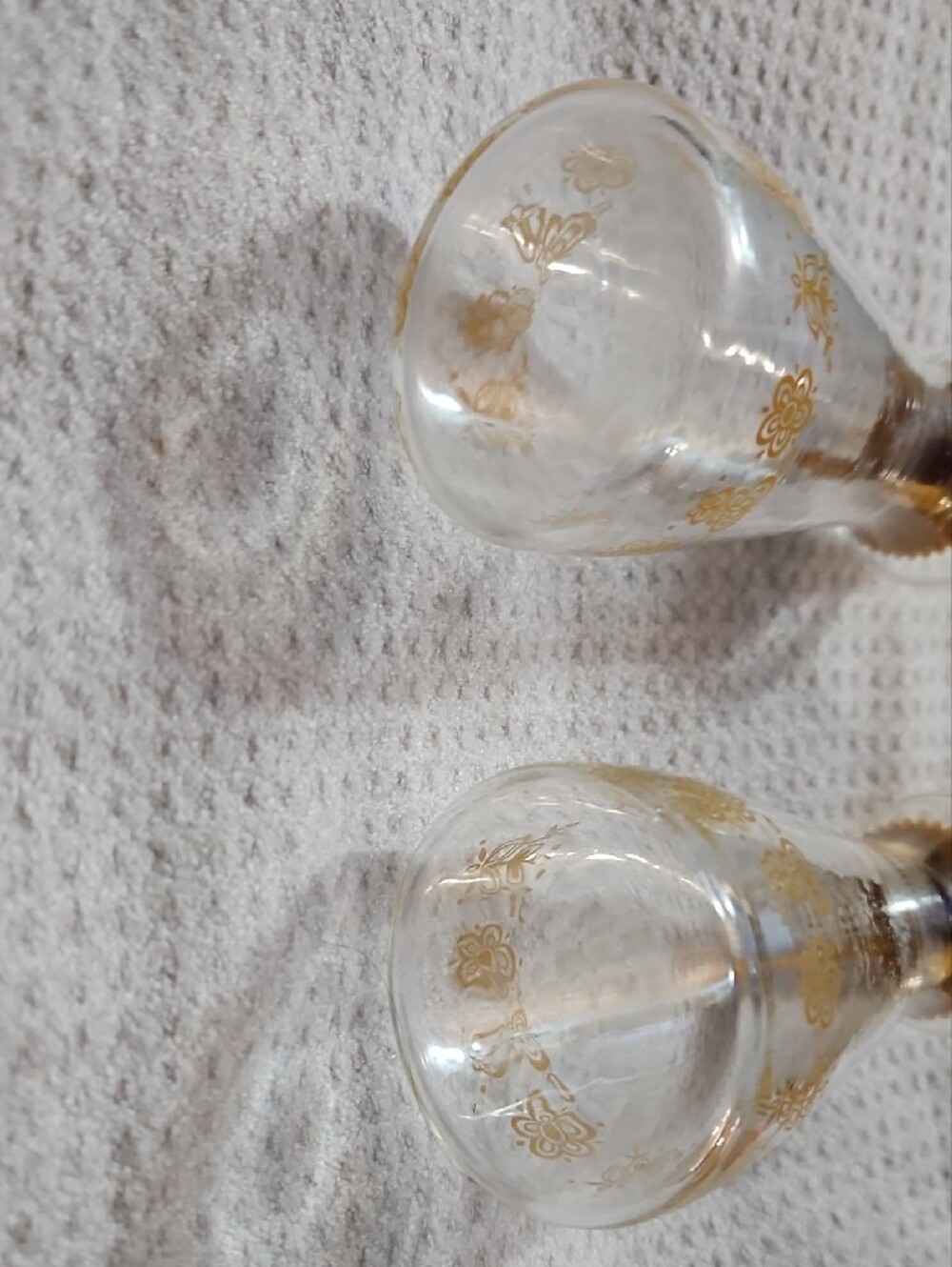 Vintage Pyrex Butterfly Gold glass salt and pepper shakers from the 1970s - Picture 3 of 4